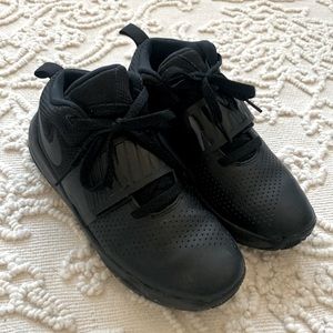Nike Boys Team Hustle Black Basketball Shoes Sneakers Size 5Y